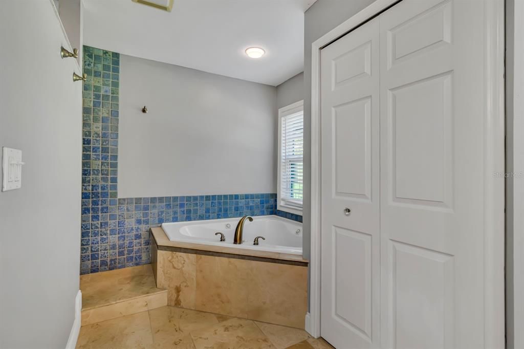 For Sale: $985,000 (4 beds, 3 baths, 2433 Square Feet)