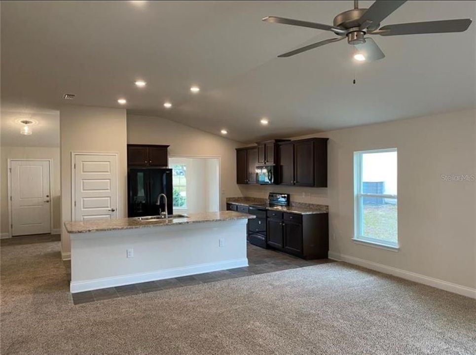 Под контрактом: $407,900 (3 спален, 2 ванн, 1780 Квадратных фут)