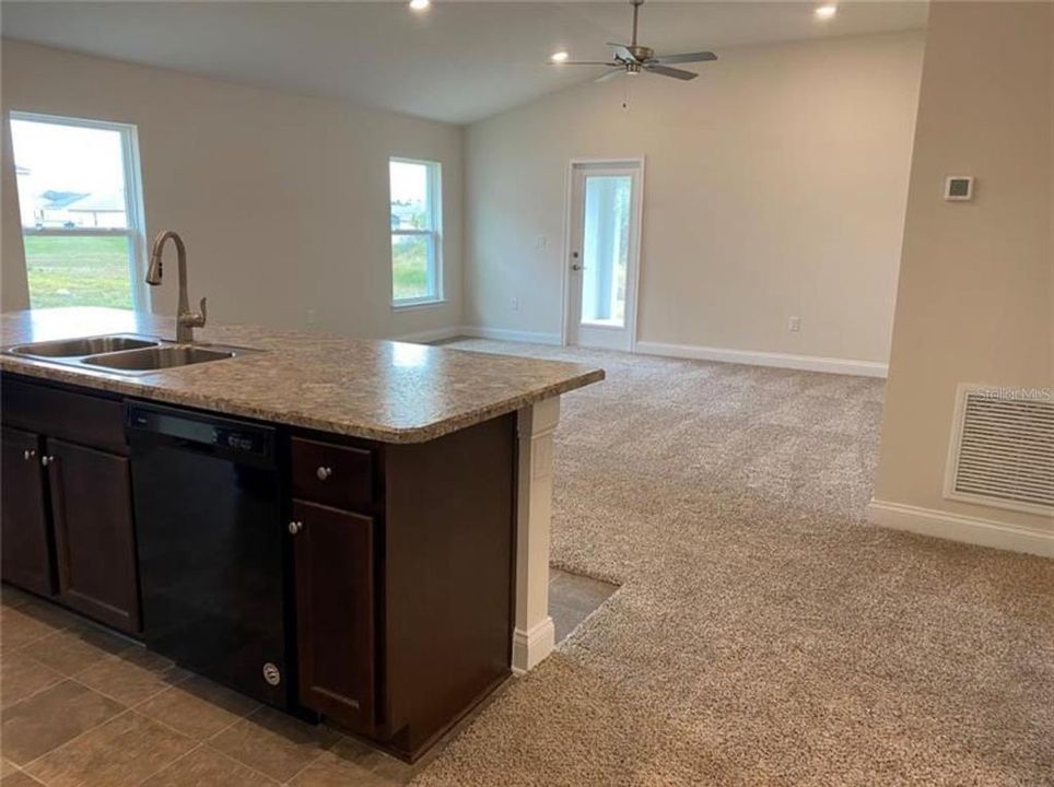 Под контрактом: $407,900 (3 спален, 2 ванн, 1780 Квадратных фут)