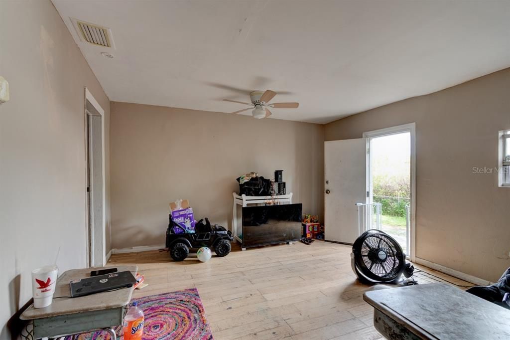 待售: $199,000 (4 贝兹, 0 浴室, 2132 平方英尺)