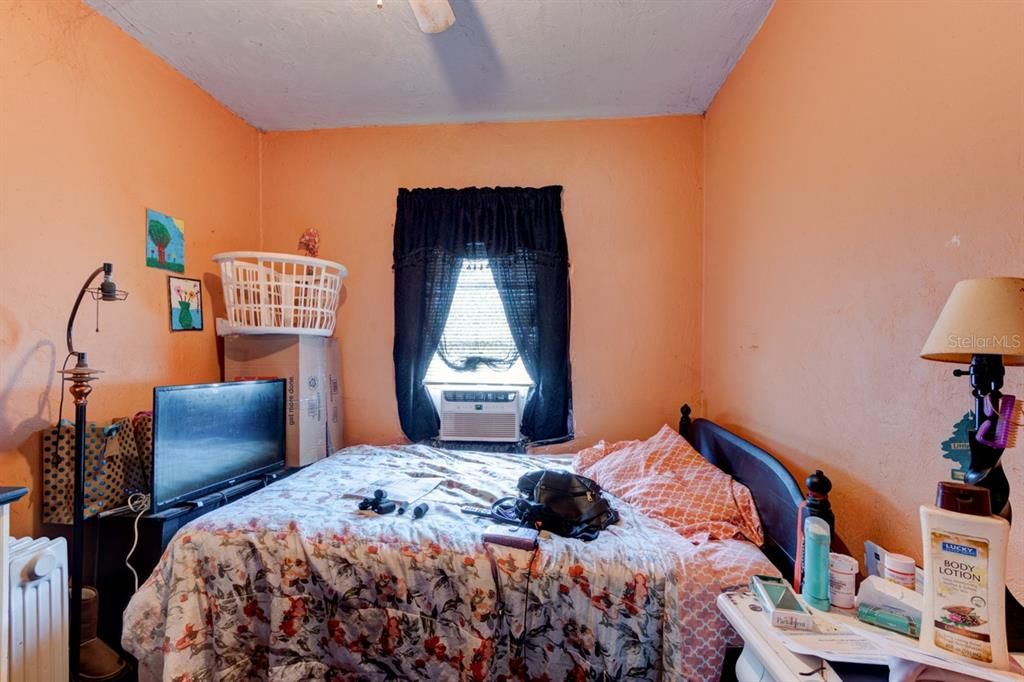 待售: $199,000 (4 贝兹, 0 浴室, 2132 平方英尺)