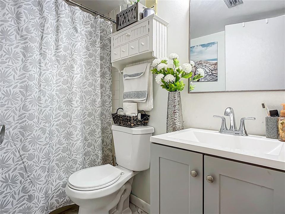 For Sale: $210,000 (2 beds, 2 baths, 897 Square Feet)