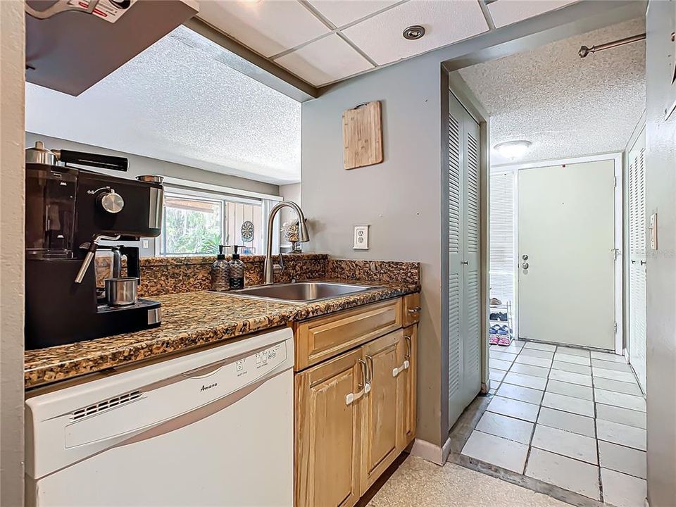 For Sale: $210,000 (2 beds, 2 baths, 897 Square Feet)