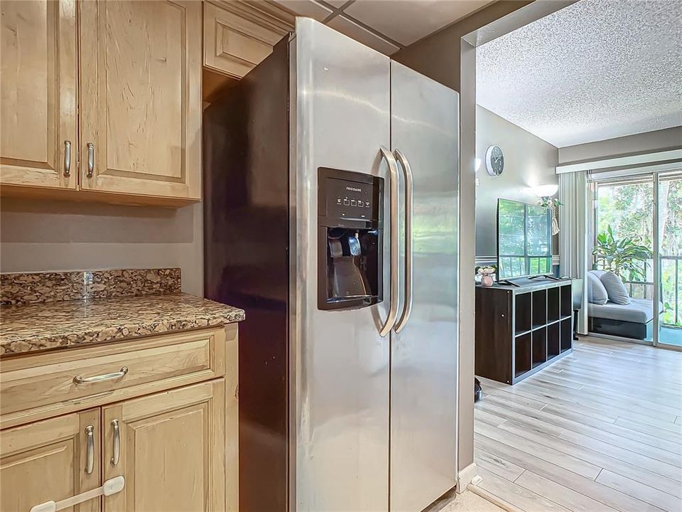 For Sale: $210,000 (2 beds, 2 baths, 897 Square Feet)