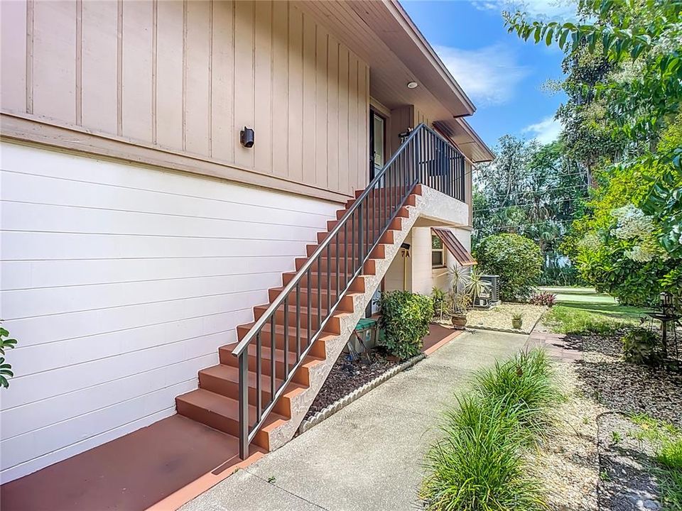 For Sale: $210,000 (2 beds, 2 baths, 897 Square Feet)