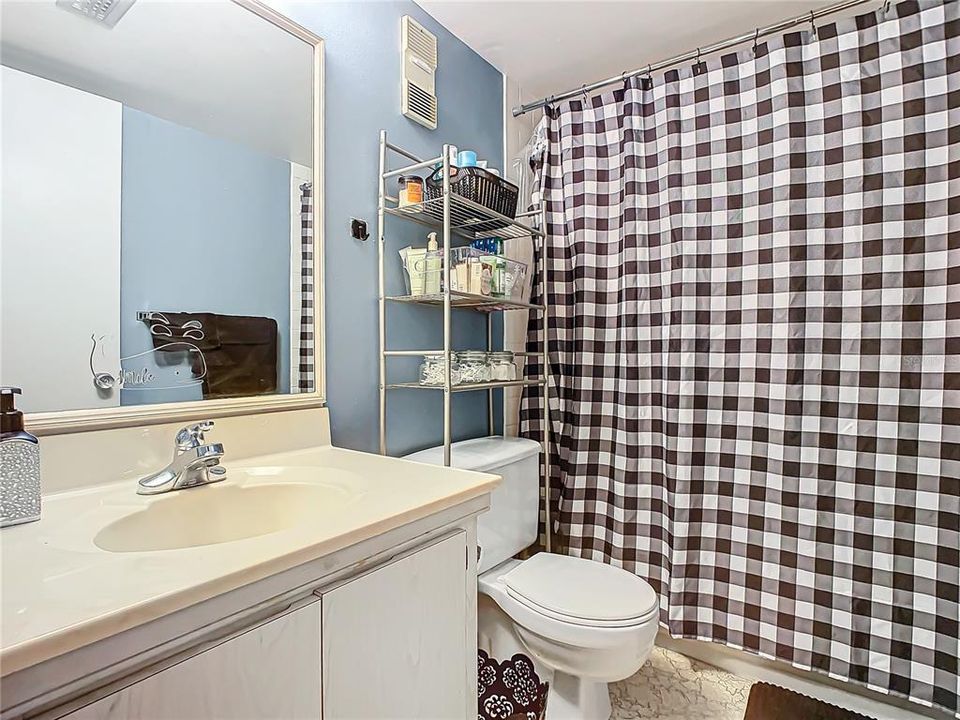 For Sale: $210,000 (2 beds, 2 baths, 897 Square Feet)