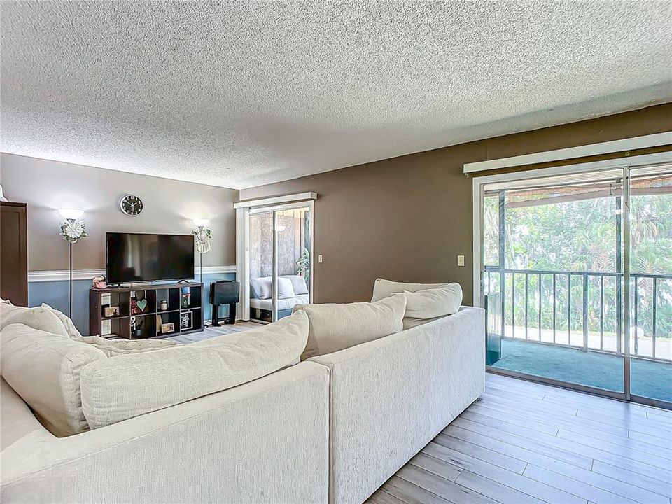 For Sale: $210,000 (2 beds, 2 baths, 897 Square Feet)