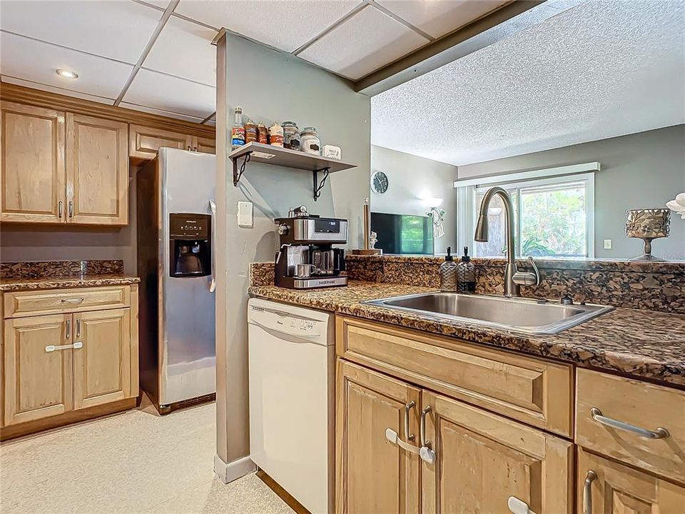 For Sale: $210,000 (2 beds, 2 baths, 897 Square Feet)