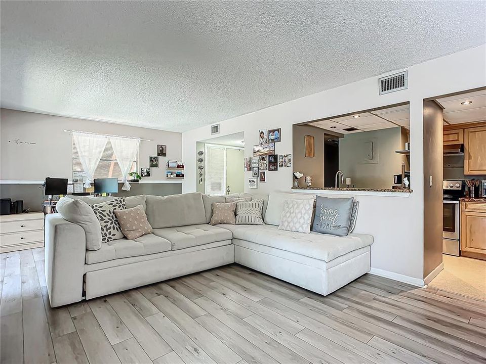 For Sale: $210,000 (2 beds, 2 baths, 897 Square Feet)