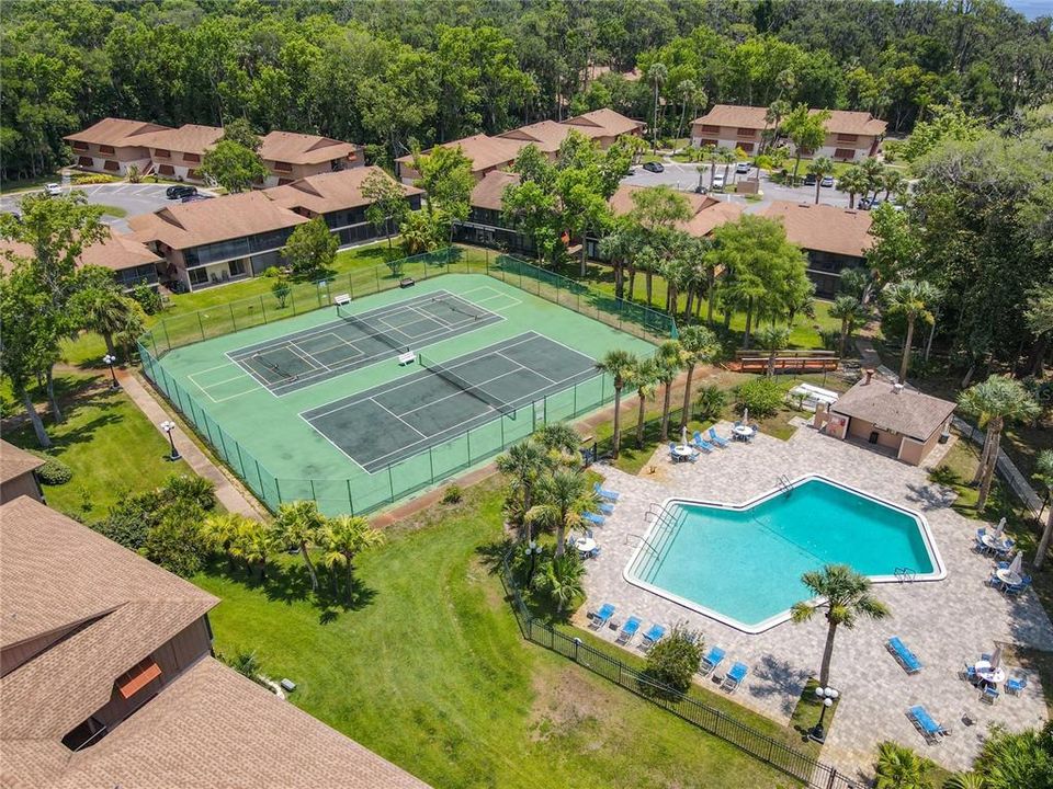 For Sale: $210,000 (2 beds, 2 baths, 897 Square Feet)