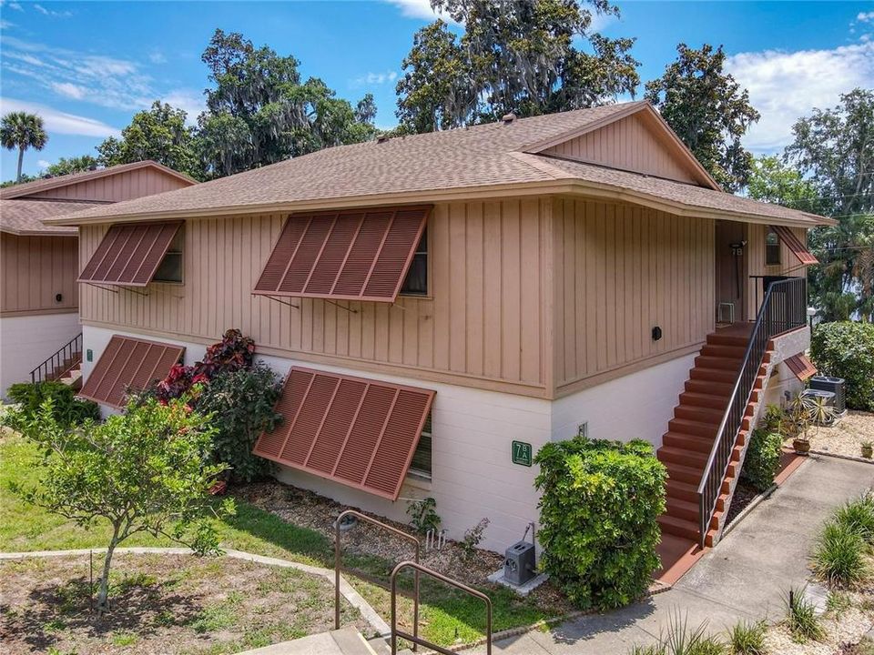 For Sale: $210,000 (2 beds, 2 baths, 897 Square Feet)