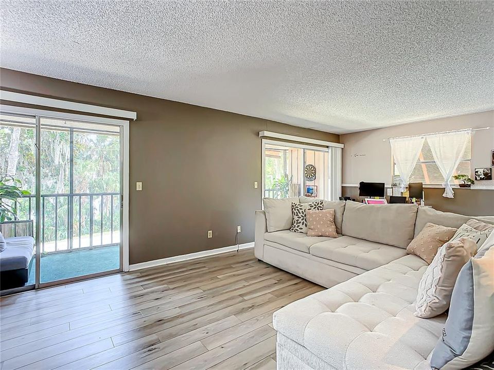 For Sale: $210,000 (2 beds, 2 baths, 897 Square Feet)