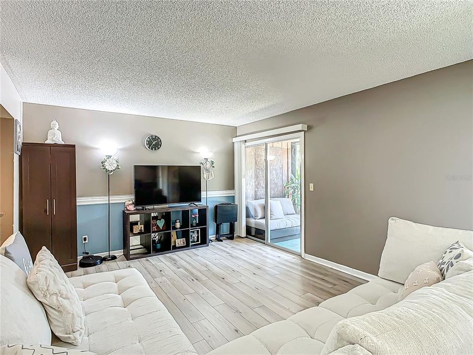 For Sale: $210,000 (2 beds, 2 baths, 897 Square Feet)