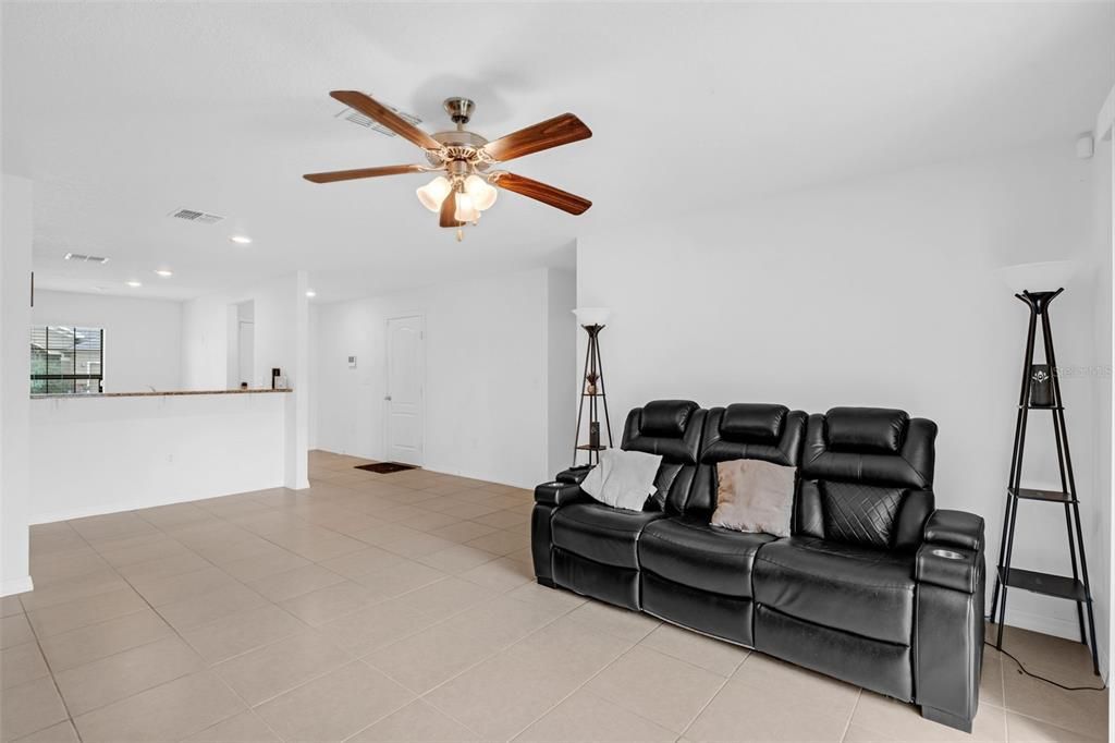 合同活跃: $249,000 (3 贝兹, 2 浴室, 1264 平方英尺)