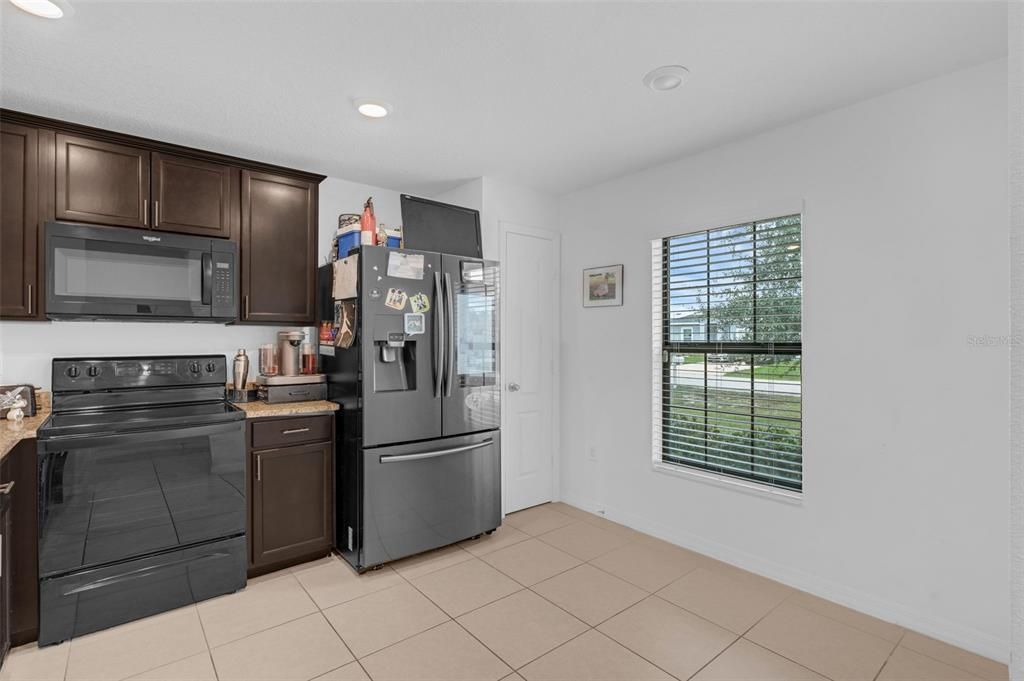 合同活跃: $249,000 (3 贝兹, 2 浴室, 1264 平方英尺)