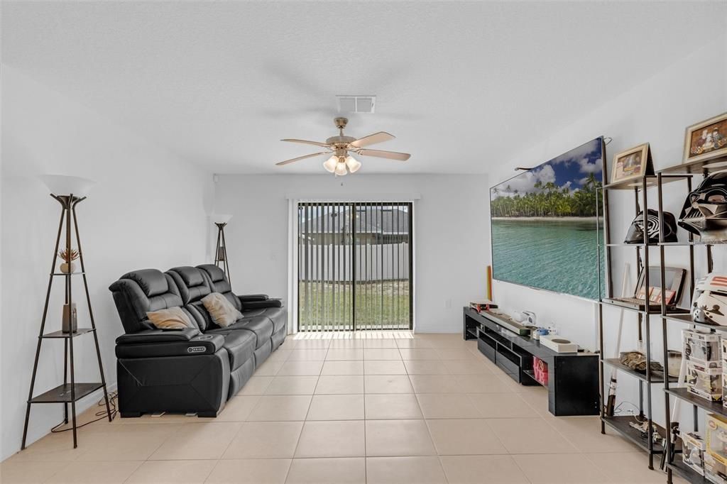 合同活跃: $249,000 (3 贝兹, 2 浴室, 1264 平方英尺)