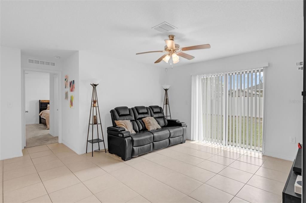 合同活跃: $249,000 (3 贝兹, 2 浴室, 1264 平方英尺)