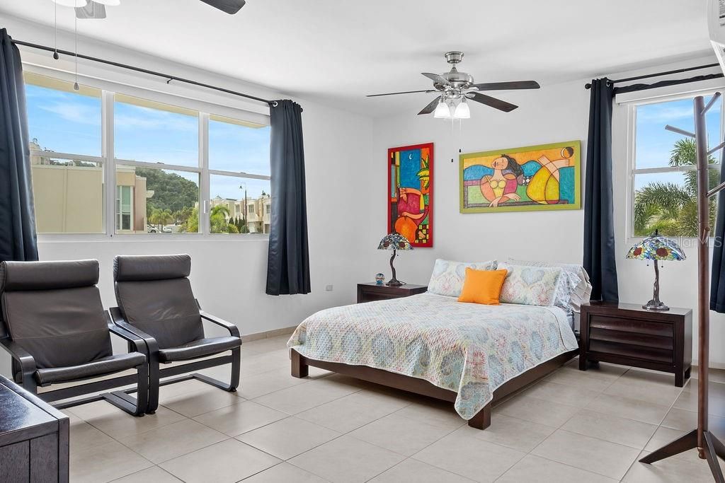 En Venta: $560,000 (4 camas, 3 baños, 4927 Pies cuadrados)