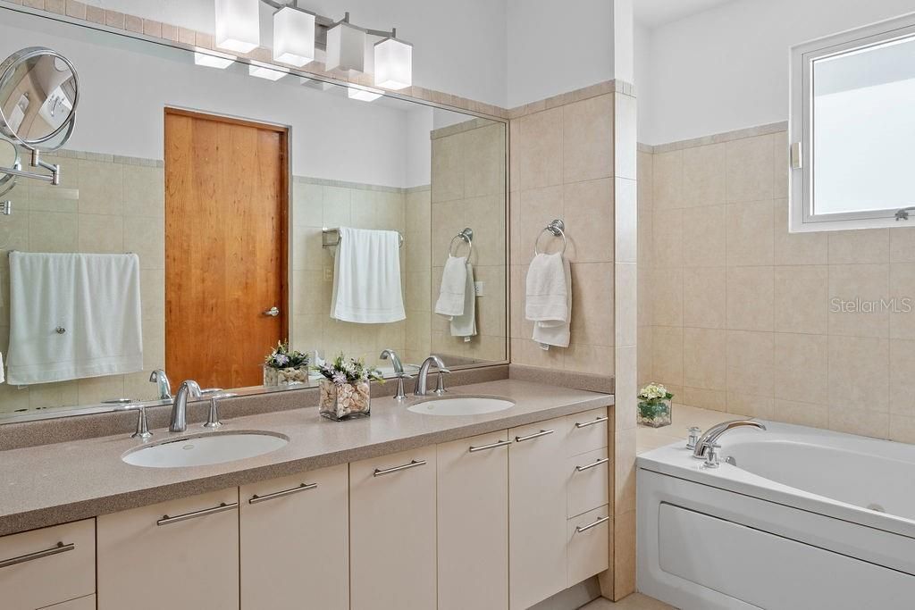 En Venta: $560,000 (4 camas, 3 baños, 4927 Pies cuadrados)