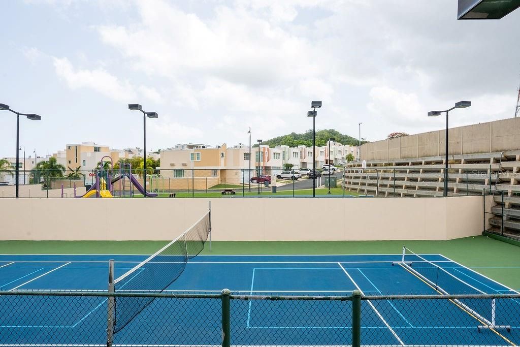 En Venta: $560,000 (4 camas, 3 baños, 4927 Pies cuadrados)