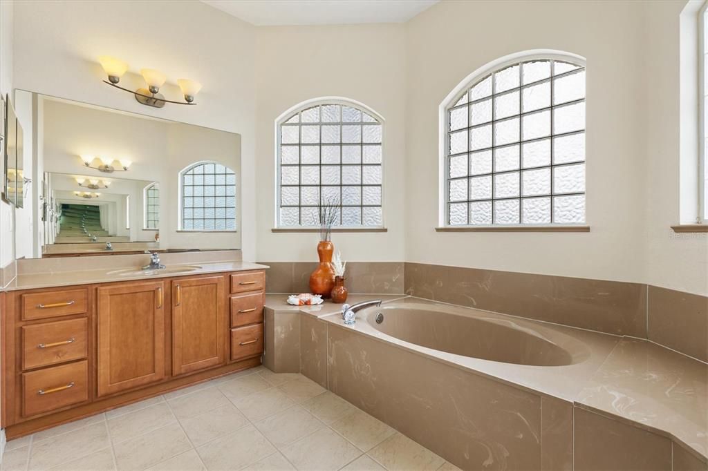 合同活跃: $359,900 (3 贝兹, 2 浴室, 1990 平方英尺)