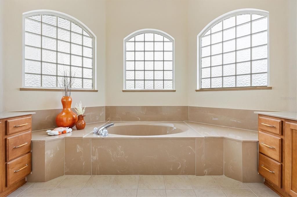 合同活跃: $359,900 (3 贝兹, 2 浴室, 1990 平方英尺)