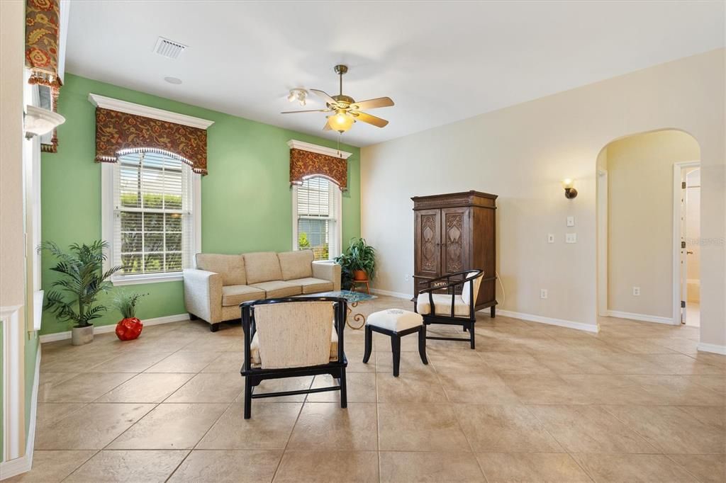 合同活跃: $359,900 (3 贝兹, 2 浴室, 1990 平方英尺)