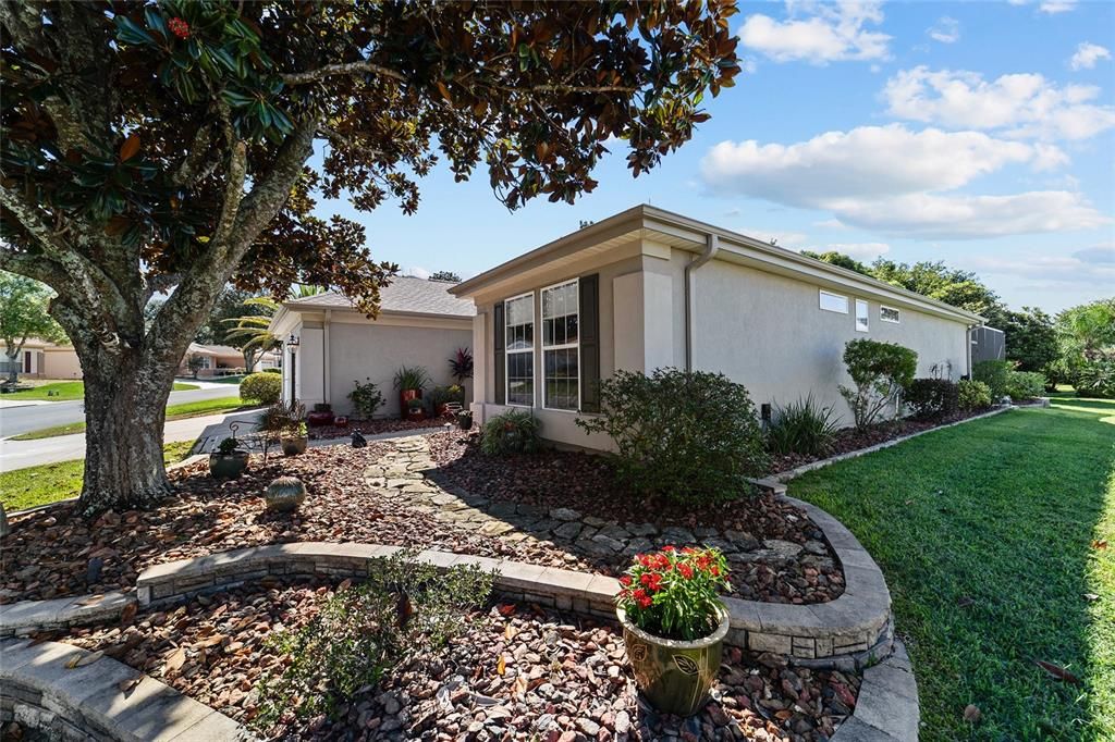 合同活跃: $469,965 (2 贝兹, 2 浴室, 1639 平方英尺)