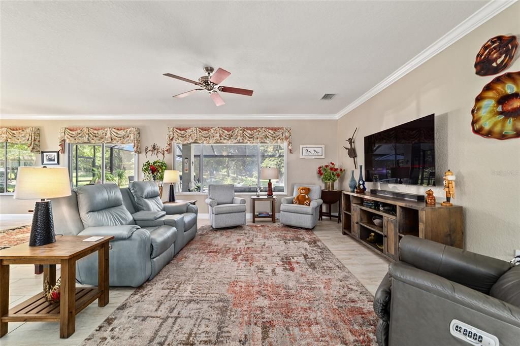 合同活跃: $469,965 (2 贝兹, 2 浴室, 1639 平方英尺)