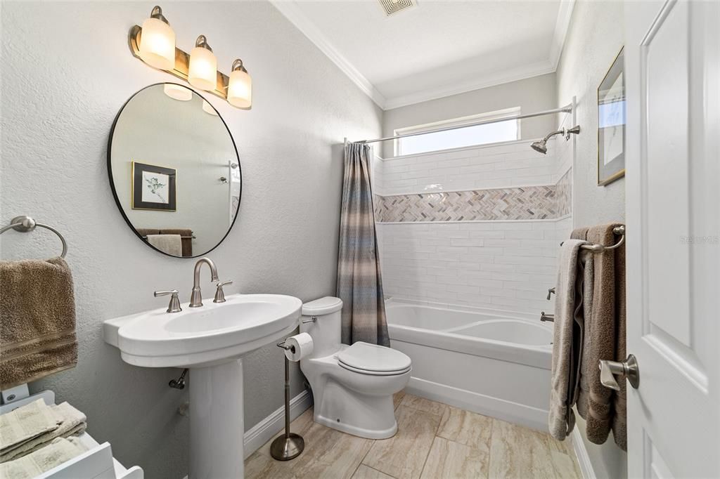 合同活跃: $469,965 (2 贝兹, 2 浴室, 1639 平方英尺)