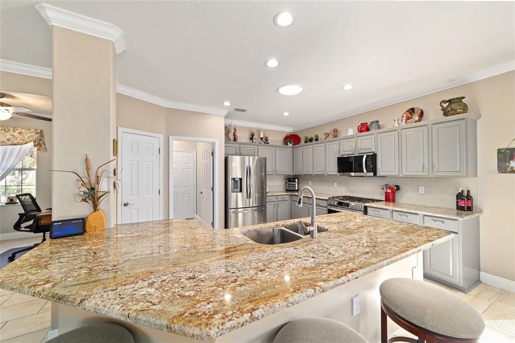 合同活跃: $469,965 (2 贝兹, 2 浴室, 1639 平方英尺)