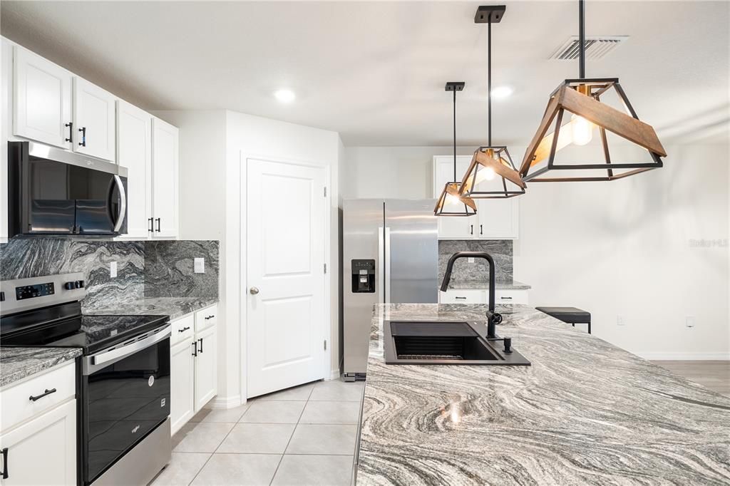 待售: $337,000 (4 贝兹, 2 浴室, 1768 平方英尺)