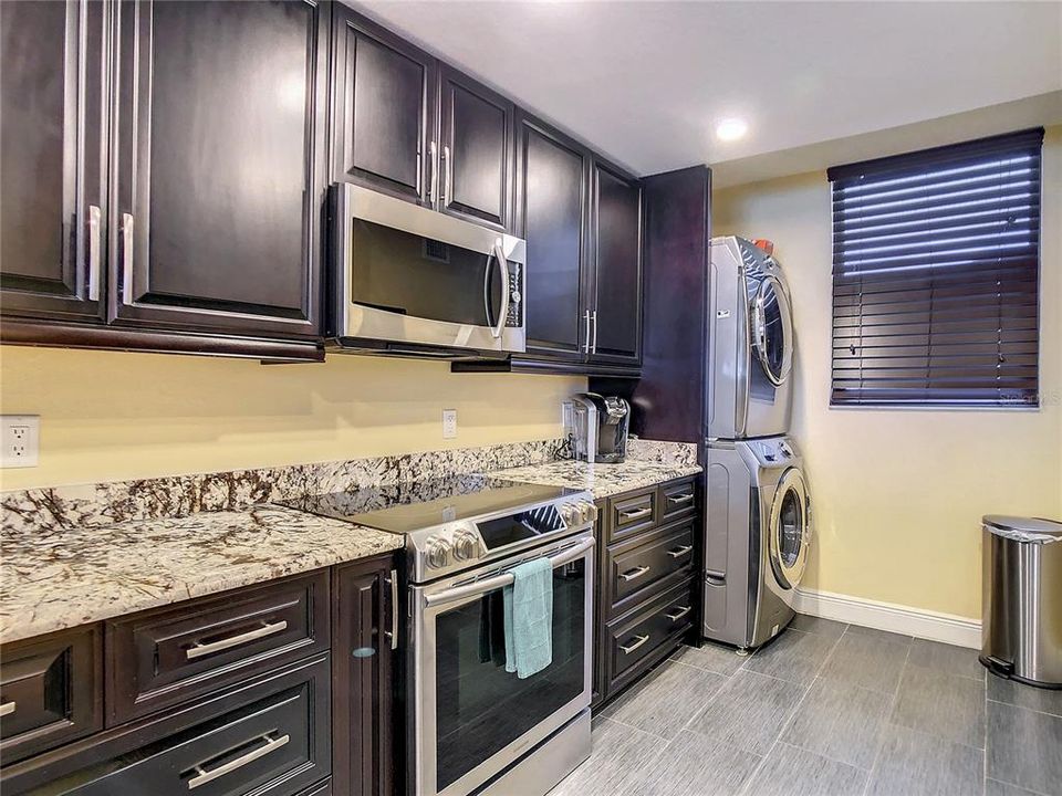 合同活跃: $3,600 (2 贝兹, 2 浴室, 1100 平方英尺)