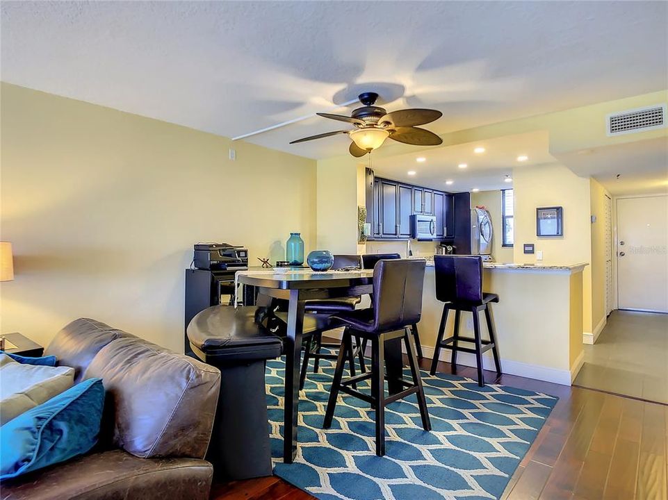 合同活跃: $3,600 (2 贝兹, 2 浴室, 1100 平方英尺)