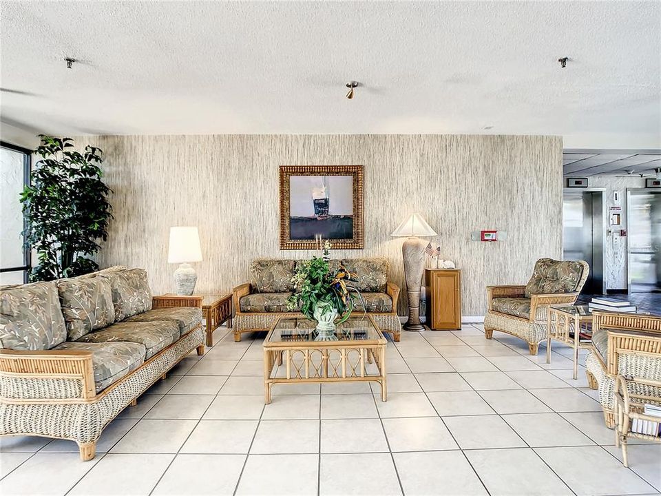 合同活跃: $3,600 (2 贝兹, 2 浴室, 1100 平方英尺)