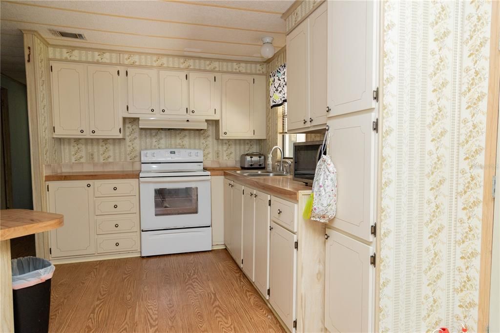 Active With Contract: $117,777 (2 beds, 2 baths, 1012 Square Feet)