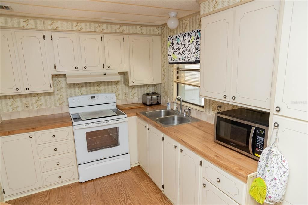 Active With Contract: $117,777 (2 beds, 2 baths, 1012 Square Feet)