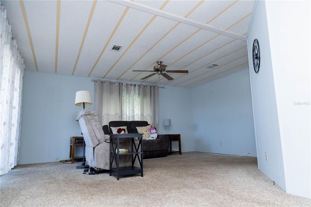 Active With Contract: $117,777 (2 beds, 2 baths, 1012 Square Feet)