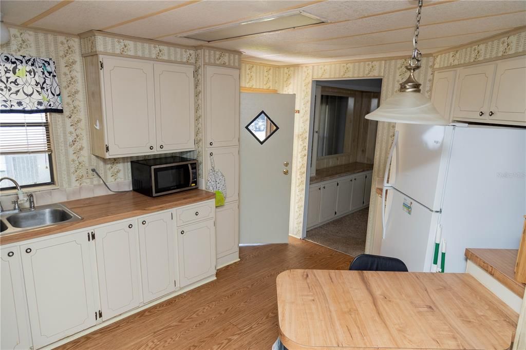 Active With Contract: $117,777 (2 beds, 2 baths, 1012 Square Feet)