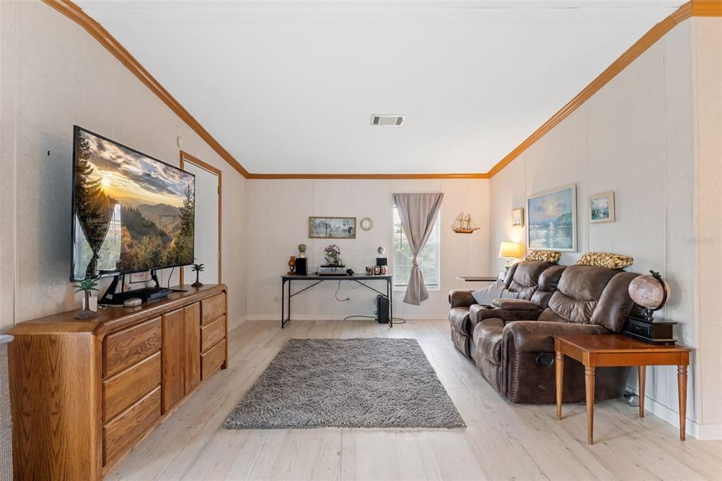 For Sale: $189,900 (2 beds, 2 baths, 1056 Square Feet)