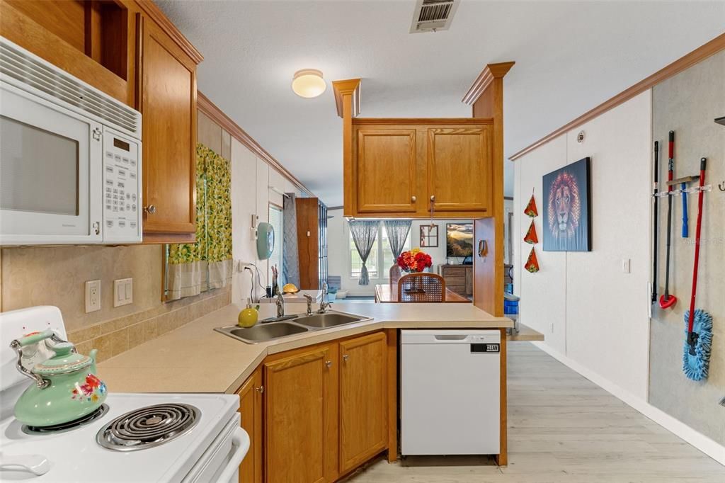 For Sale: $189,900 (2 beds, 2 baths, 1056 Square Feet)