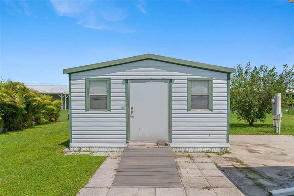 For Sale: $189,900 (2 beds, 2 baths, 1056 Square Feet)