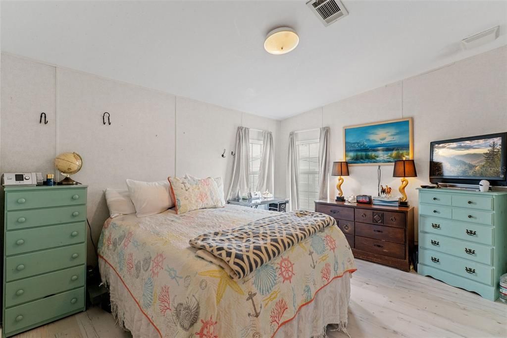 For Sale: $189,900 (2 beds, 2 baths, 1056 Square Feet)