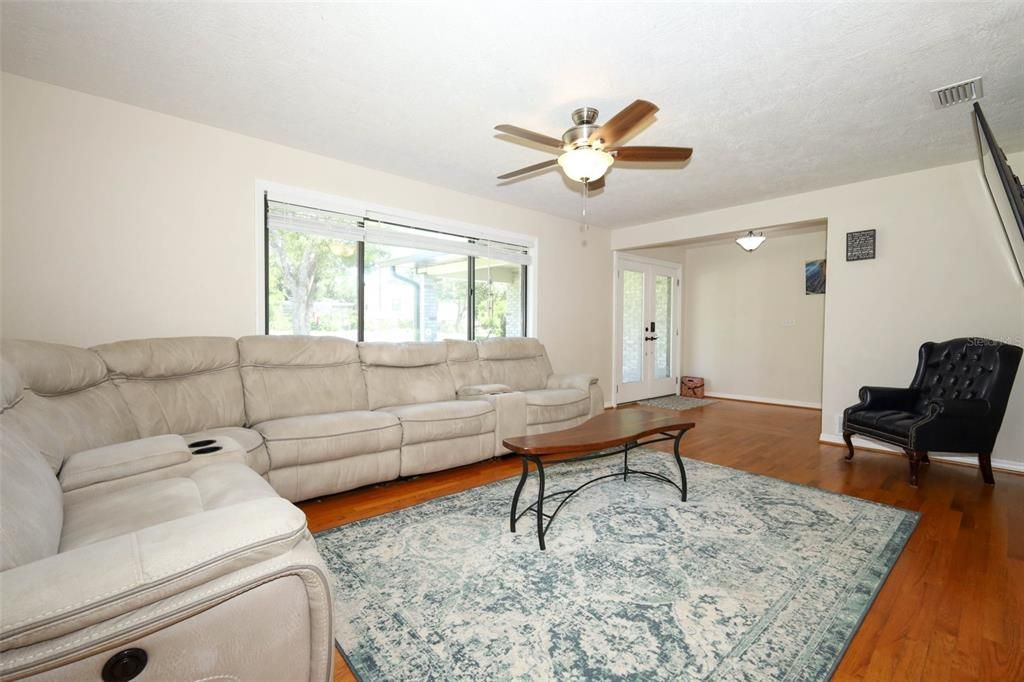 合同活跃: $749,900 (5 贝兹, 3 浴室, 2598 平方英尺)