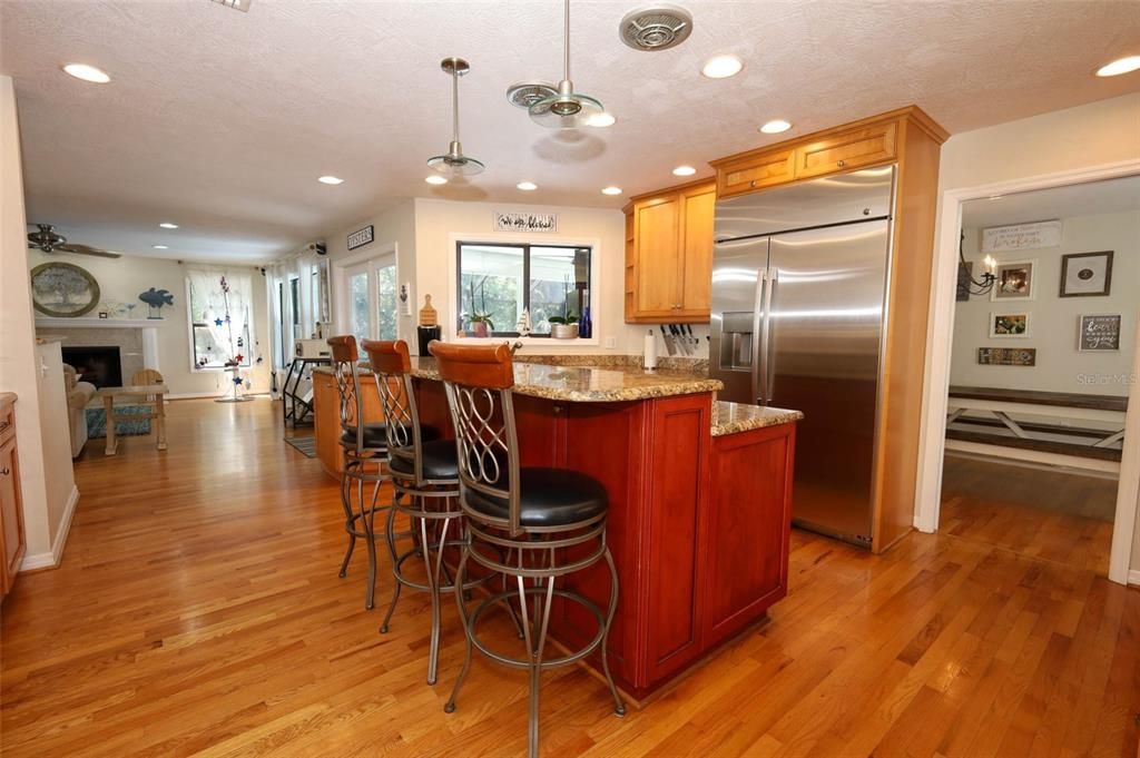 合同活跃: $749,900 (5 贝兹, 3 浴室, 2598 平方英尺)