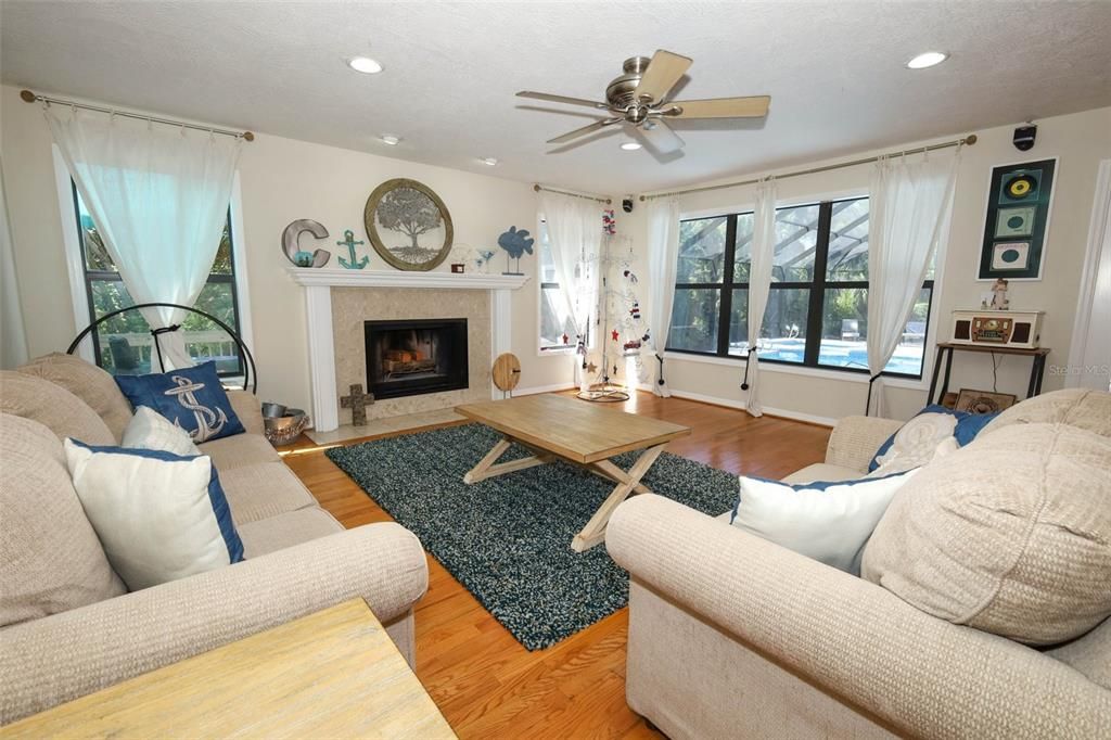 合同活跃: $749,900 (5 贝兹, 3 浴室, 2598 平方英尺)