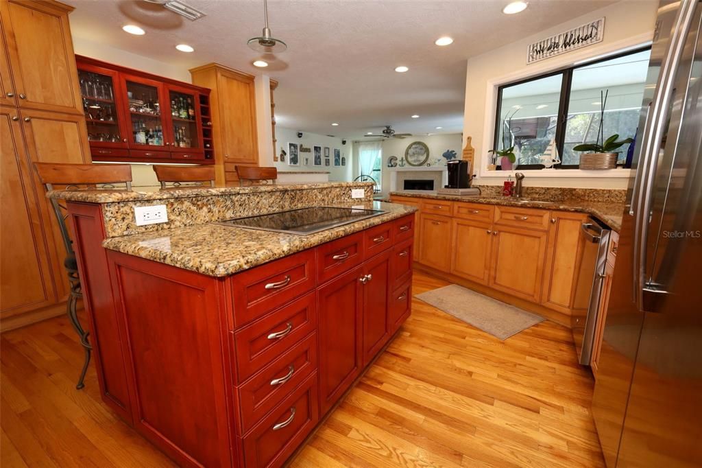 合同活跃: $749,900 (5 贝兹, 3 浴室, 2598 平方英尺)