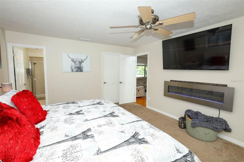 合同活跃: $749,900 (5 贝兹, 3 浴室, 2598 平方英尺)