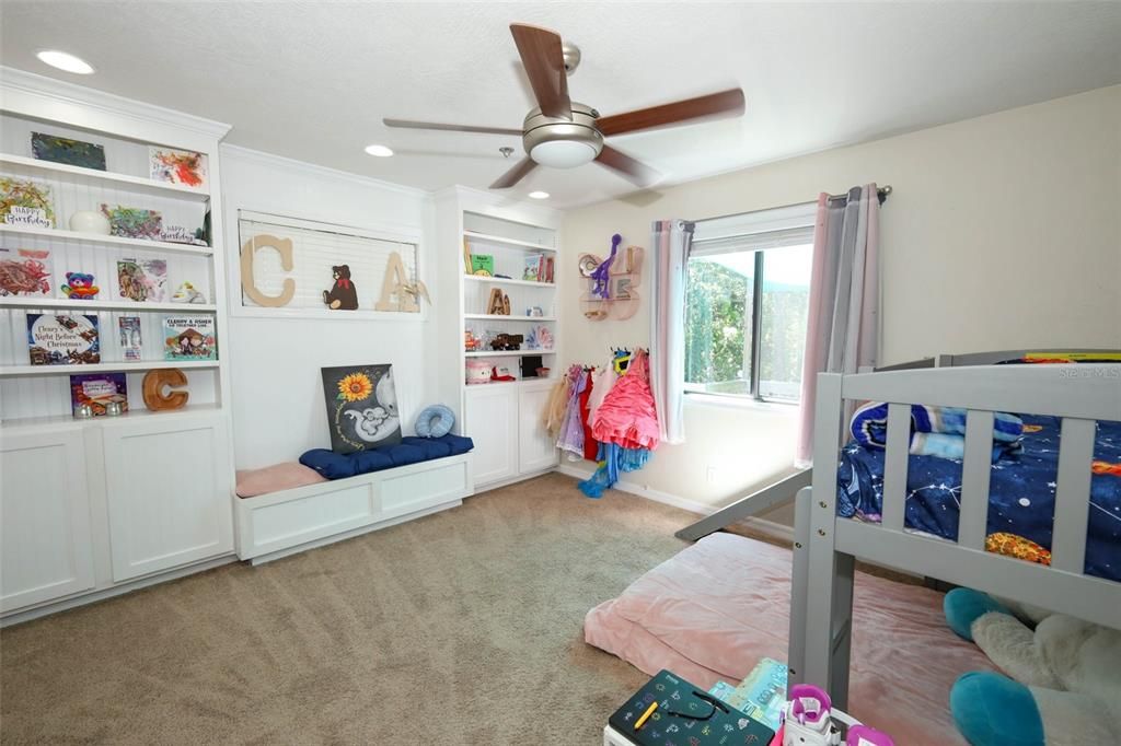 合同活跃: $749,900 (5 贝兹, 3 浴室, 2598 平方英尺)