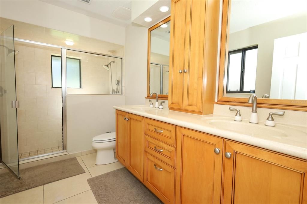 合同活跃: $749,900 (5 贝兹, 3 浴室, 2598 平方英尺)